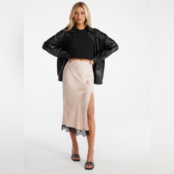 NWT JustFab Elegant Ballerina Pink Women's Satin Skirt With Black Lace Trim - Picture 4 of 11